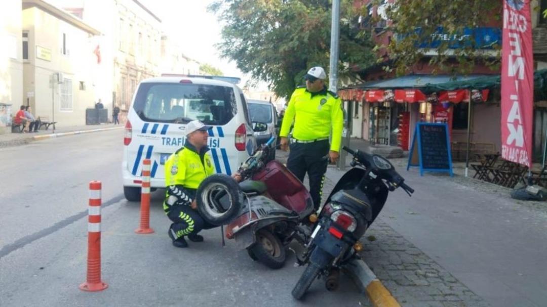 Ayvalık&rsquo;ta polisten tescilsiz motosiklet ve kasksız s&uuml;r&uuml;c&uuml;lere ge&ccedil;it yok