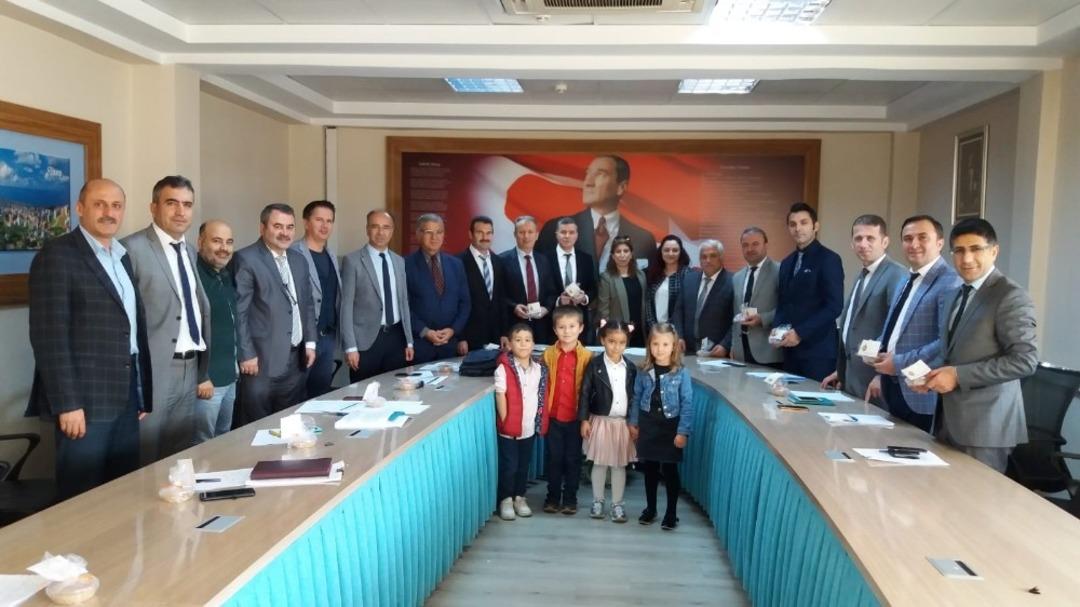 Minikler valilik binasında helva dağıttı