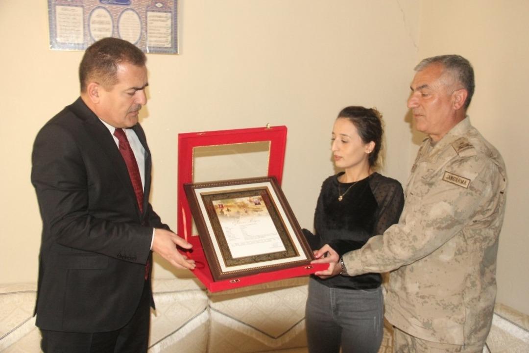 Vali Akbıyık&rsquo;tan şehit eşine şehadet belgesi