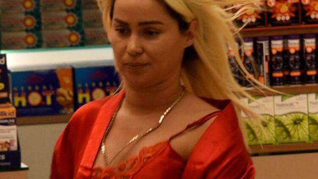 Ünlü şarkıcıdan Nişantaşı'nın göbeğinde şaşkına çeviren hareket!