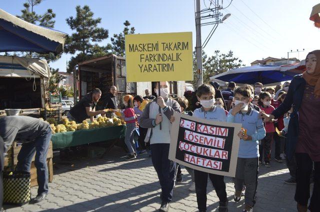 Lösemili çocuklar için maske takıp pazaryerinde dolaştılar