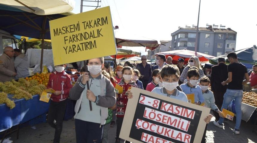 L&ouml;semili &ccedil;ocuklar i&ccedil;in maske takıp pazaryerinde dolaştılar