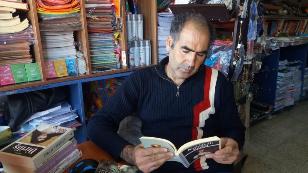 20 yıldır iş yerinde kitap okuyup &ouml;ğrencilere &ouml;rnek oluyor