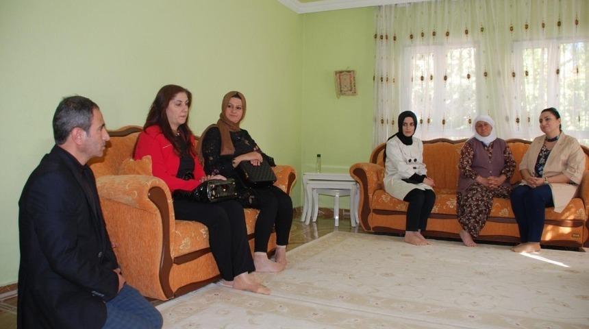 Yeşim Pekmez&rsquo;den Kahta&rsquo;daki şehit ailelerine ziyaret