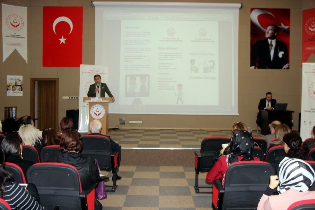 Aile &Ccedil;alışma Sosyal Hizmetler İl M&uuml;d&uuml;r&uuml; Nevzat &Ouml;zer: "Aileler internetin doğru ve g&uuml;venli kullanımı konusunda bilin&ccedil;lenmeli ve &ccedil;ocuklarına rol model olmalı"