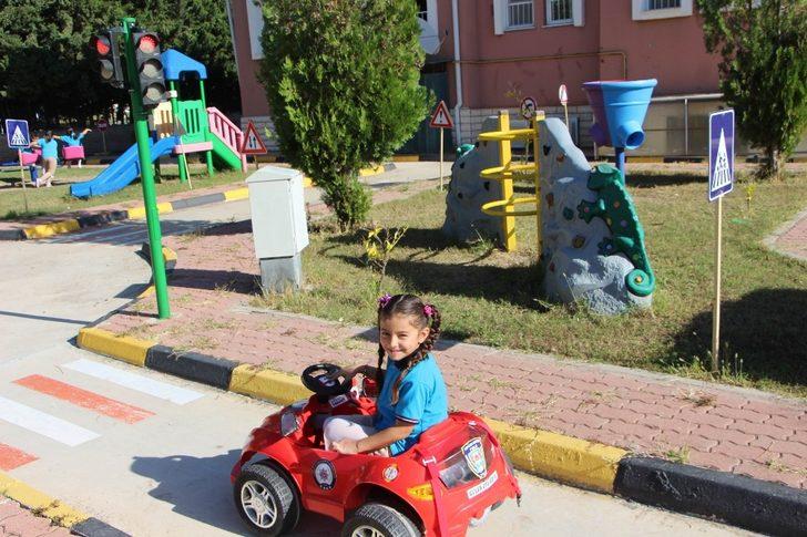 Miniklere uygulamalı trafik eğitimi G2