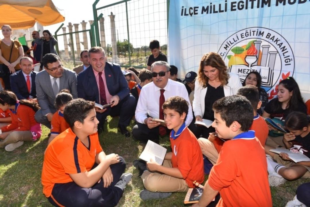 Vali Su, okuma etkinliğinde &ccedil;ocuklarla birlikte kitap okudu