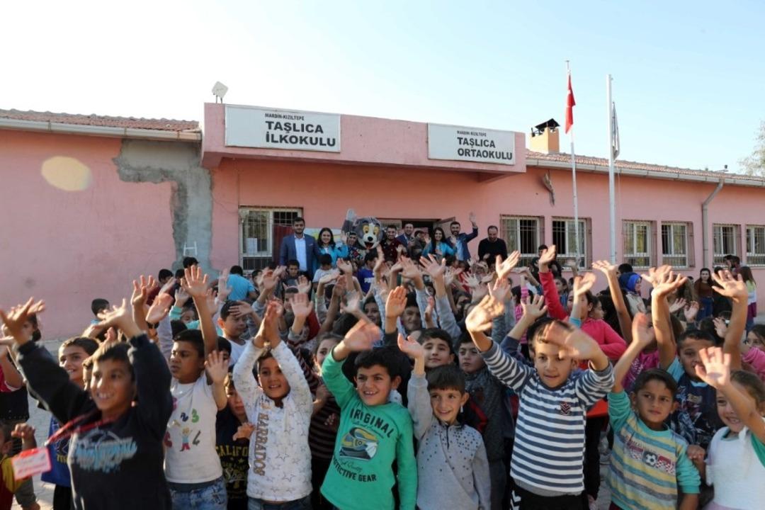 Sınırdaki &ouml;ğrencilerin y&uuml;z&uuml; Okuluma Tiyatro Geldi Projesiyle g&uuml;ld&uuml;