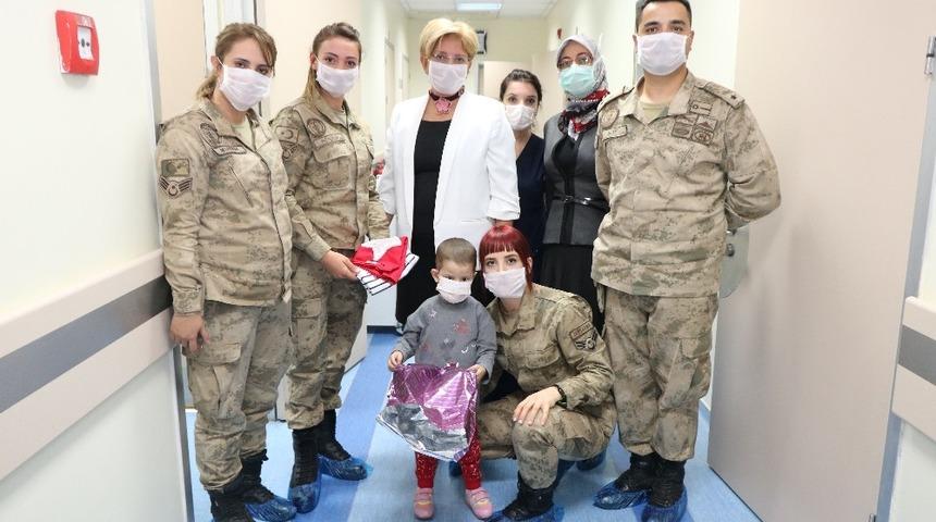 L&ouml;semili &ccedil;ocuklara Jandarma ilgisi