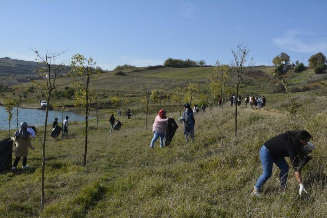 &Uuml;niversiteli &ouml;ğrencileri &ccedil;evre temizliği yaptı