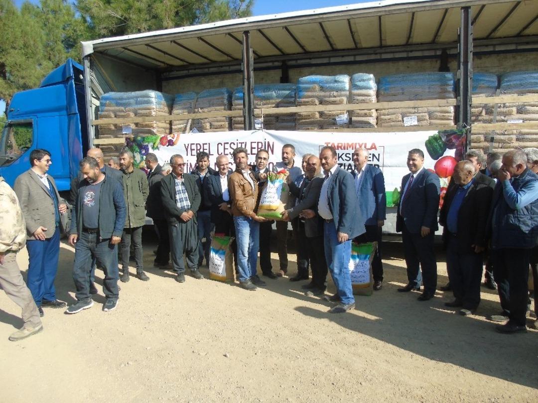 İslahiye&rsquo;de 160 &ccedil;ift&ccedil;iye tohum dağıtıldı