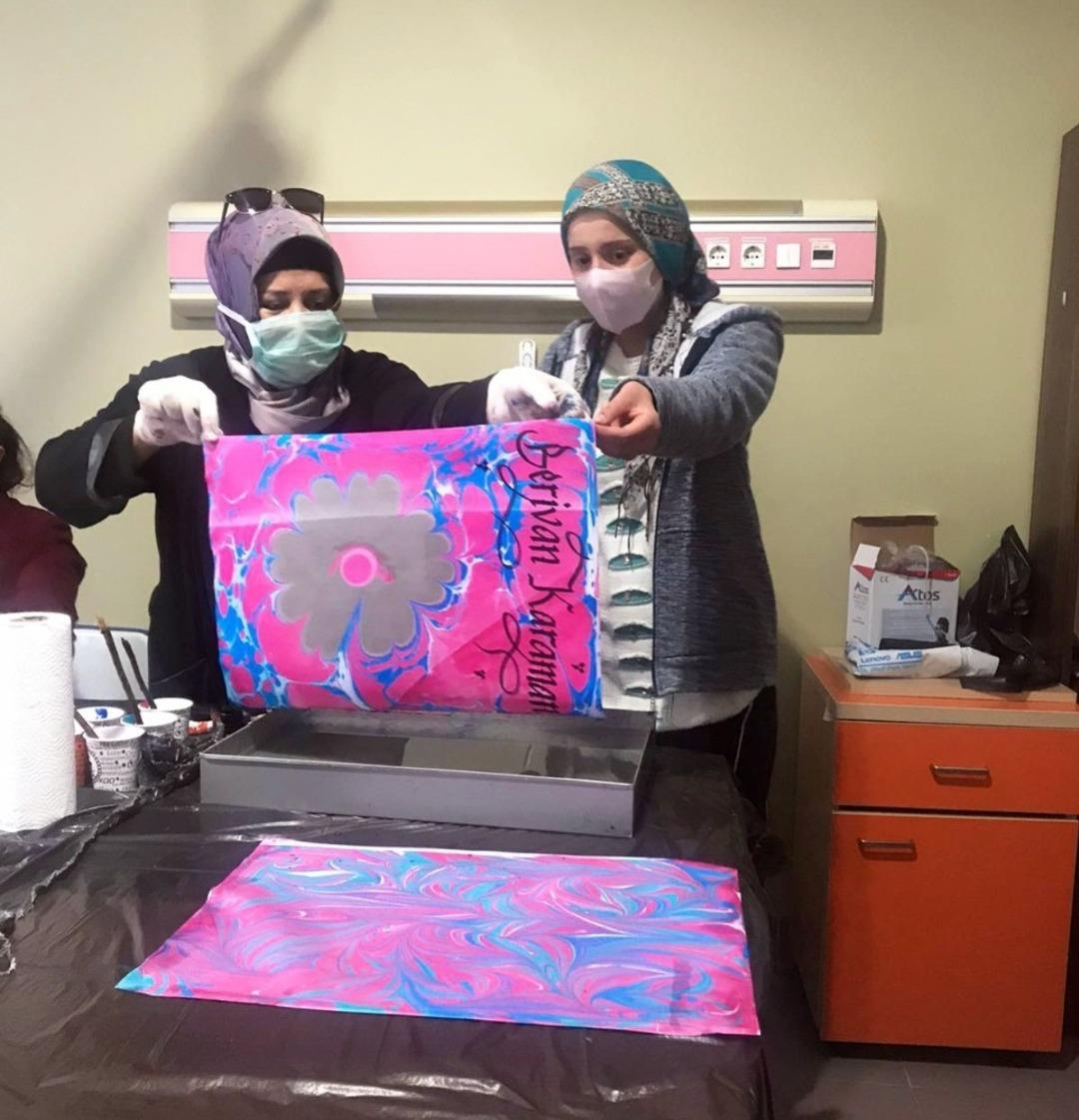 L&ouml;semili &ccedil;ocuklar ebru sanatıyla tanıştı