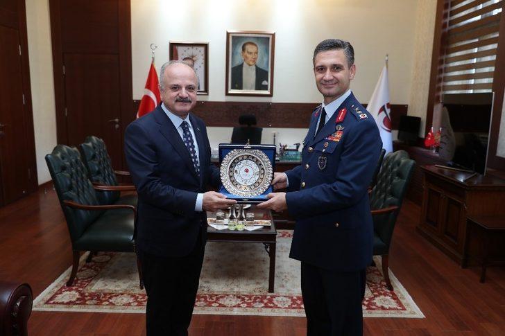 Komutanlar Vali Çakacak’ı ziyaret etti G3