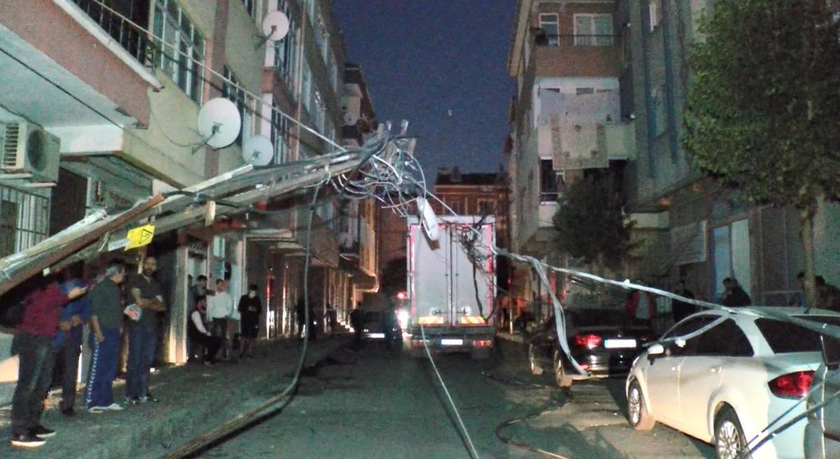 İstanbul Bağcılar'da kamyonet elektrik direğini devirdi