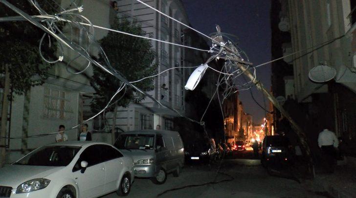 İstanbul Bağcılar'da kamyonet elektrik direğini devirdi G1