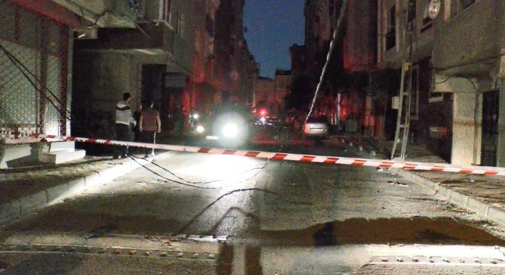 İstanbul Bağcılar'da kamyonet elektrik direğini devirdi G2