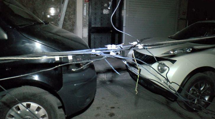 İstanbul Bağcılar'da kamyonet elektrik direğini devirdi G3