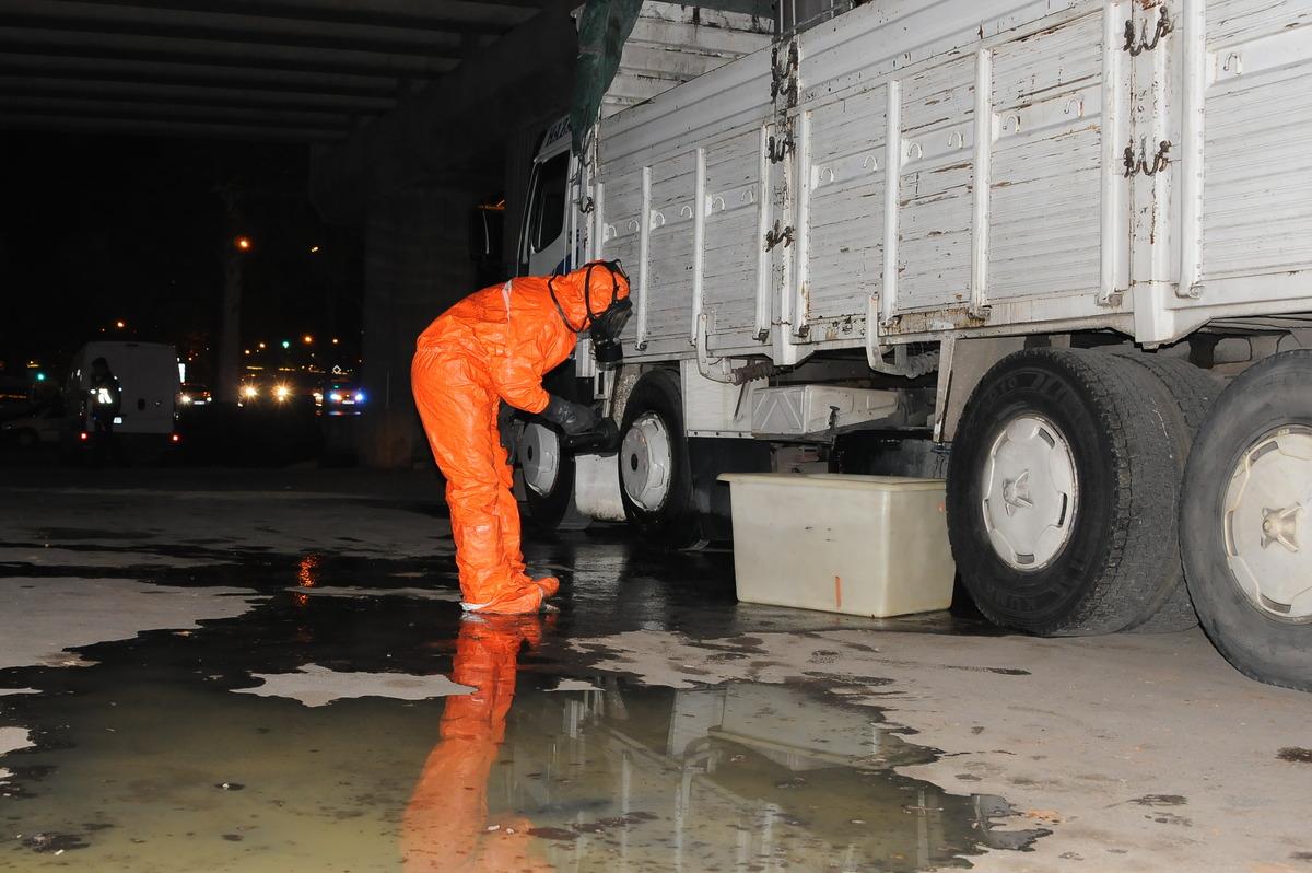 Kamyondan sızan sıvı mahalleliyi endişelendirdi! Ekipler harekete ge&ccedil;ti