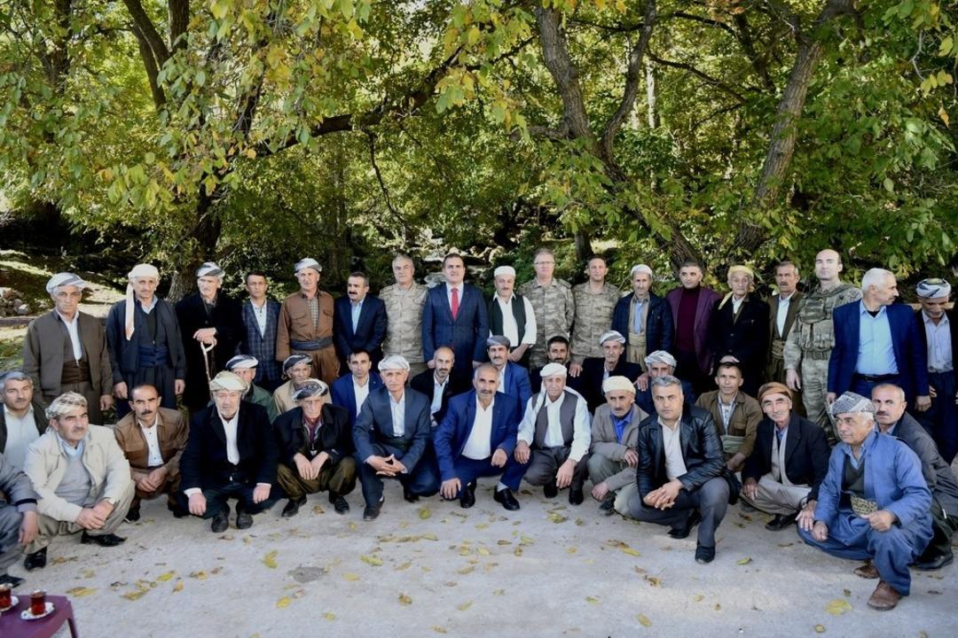 Vali Akbıyık, sınırdaki k&ouml;yleri ziyaret etti