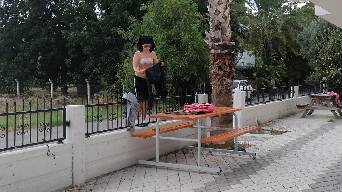 Antalya'da ilgin&ccedil; olay! Kıyafetlerini &ccedil;ıkaran İsve&ccedil;li kadın ortalığı birbirine kattı