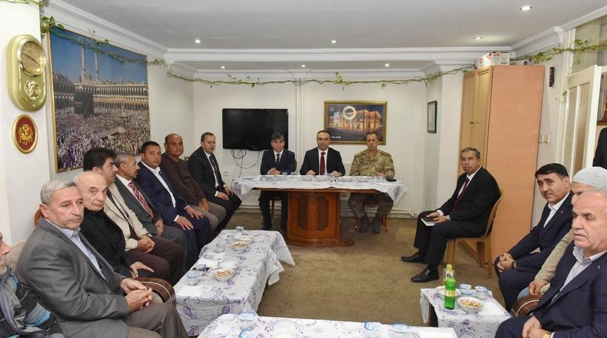 Vali Soyt&uuml;rk Muhtarlar ile bir araya geldi