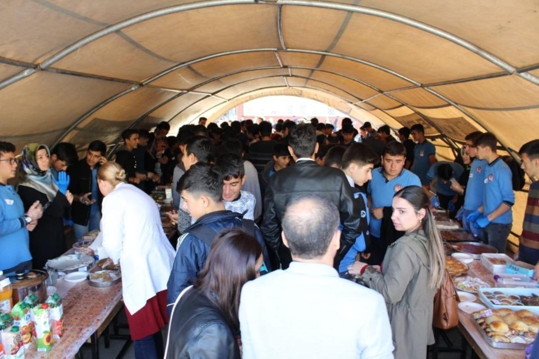 Kahta İmam Hatip Lisesi Afrika i&ccedil;in kermes d&uuml;zenledi