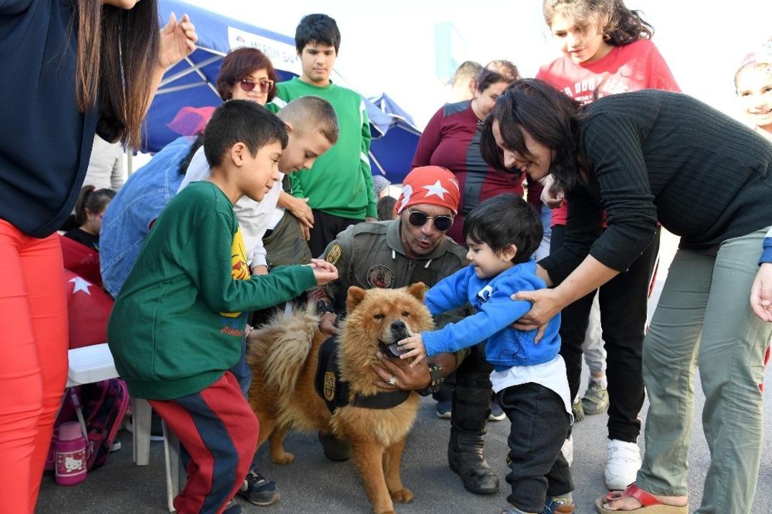 Mersin B&uuml;y&uuml;kşehir&rsquo;in arama-kurtarma k&ouml;pekleriyle engelli &ccedil;ocuklara terapi