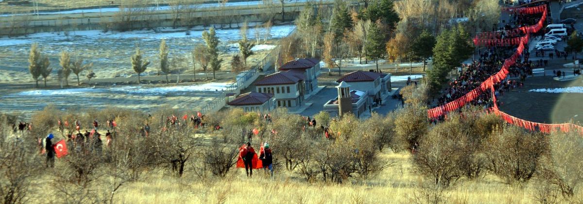 Binlerce Erzurumlu, Aziziye Tabyaları'na y&uuml;r&uuml;d&uuml;