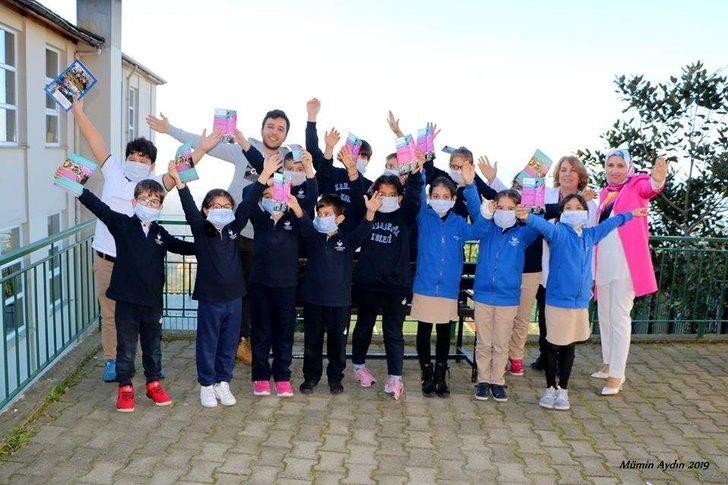 Minik yürekler harçlıklarını lösemi tedavisi gören Menessa için topladı G1