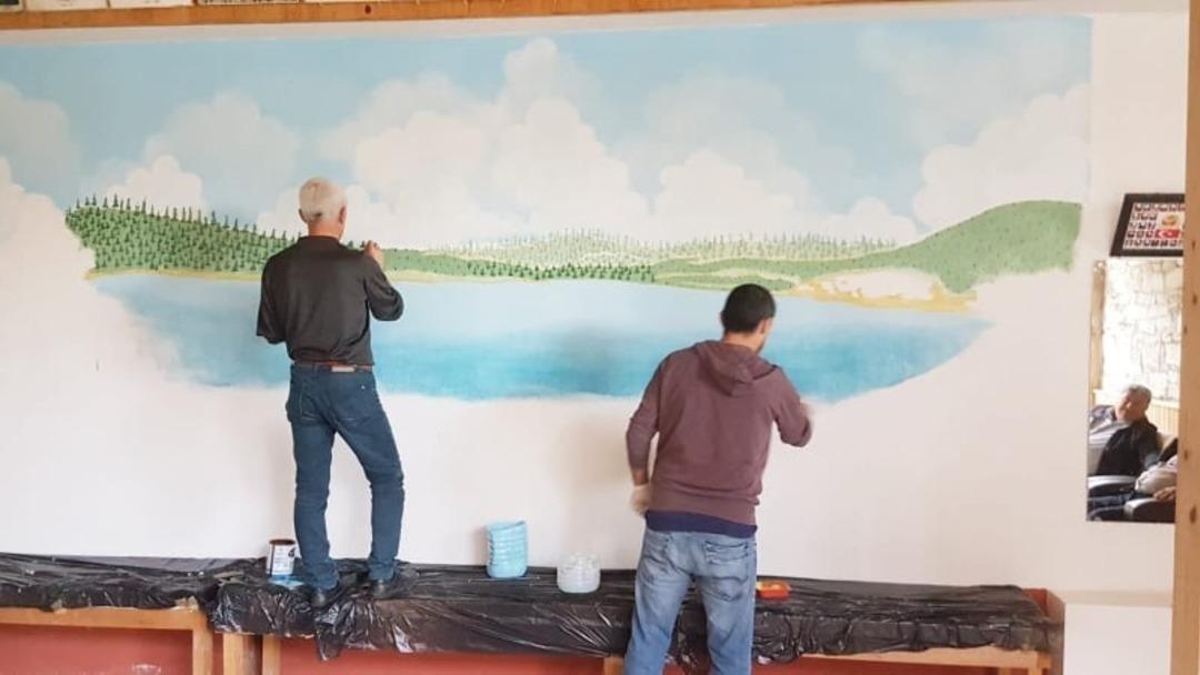 Asırlık mesire alanı ve g&ouml;let, şifalı hamamın duvarına yağlı boya ile resimleniyor