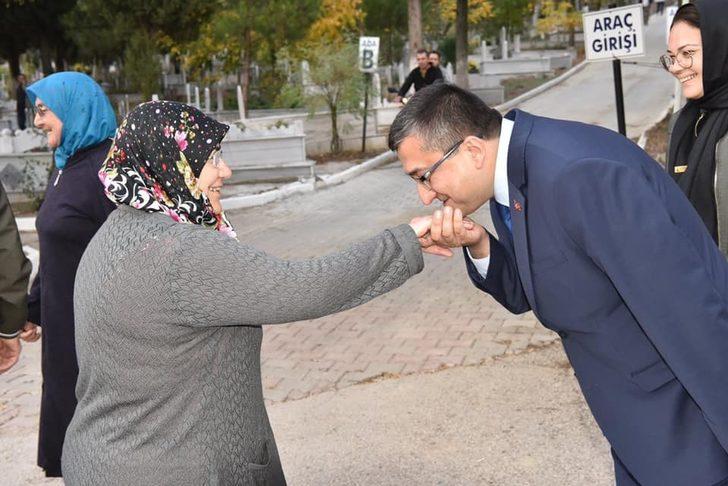 Başkan Öz, kandilde ikramda bulundu, mezarlıkları ziyaret etti G1