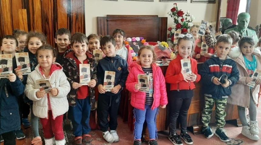 Ellerindeki &ccedil;i&ccedil;eklerle Ata&rsquo;nın huzurunda