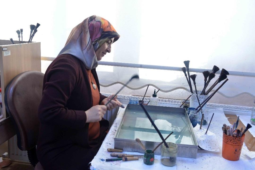 B&uuml;y&uuml;kşehir Konservatuvarı&rsquo;nda ebru &ouml;ğreniyorlar