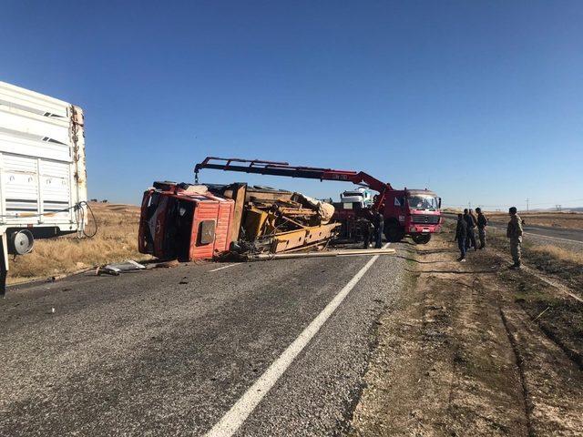 Siirt’te kamyon devrildi: 1 yaralı