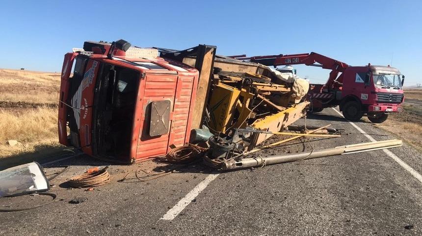 Siirt’te kamyon devrildi: 1 yaralı