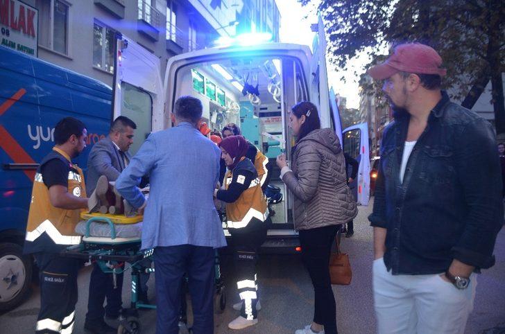 Geri manevra yapan otomobilin çarptığı yaya yaralandı G4