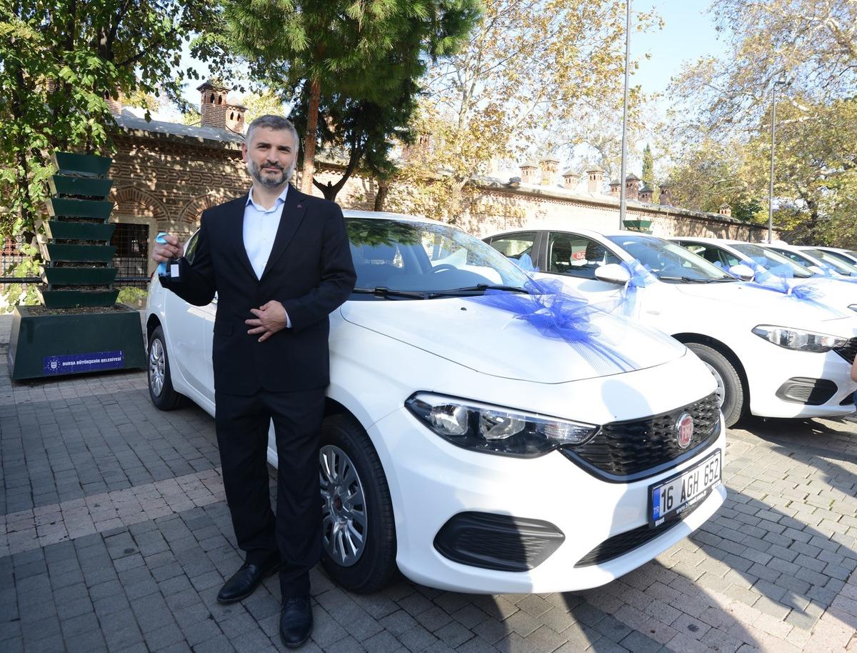 D&uuml;ğ&uuml;n i&ccedil;in takım elbise aldı, &ccedil;ekilişle otomobil sahibi oldu