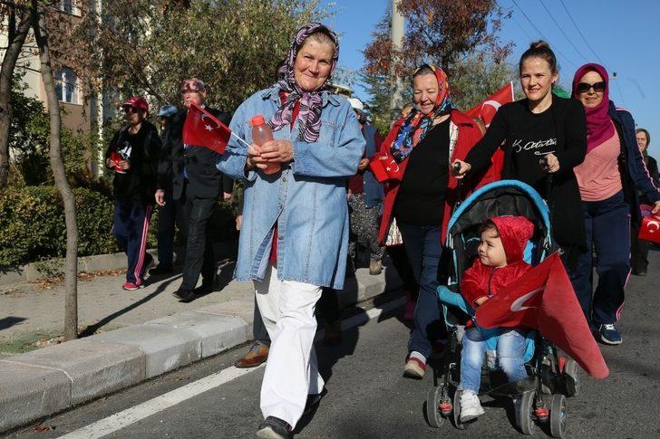 75. Yıl Mahallesi Atatürk için yürüdü G2