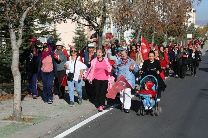 75. Yıl Mahallesi Atatürk için yürüdü G3