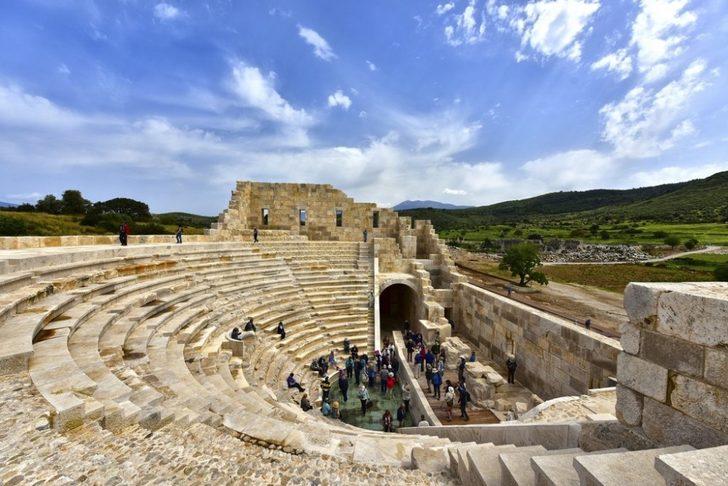Kaş’taki ören yerlerine ziyaretçi akını G5