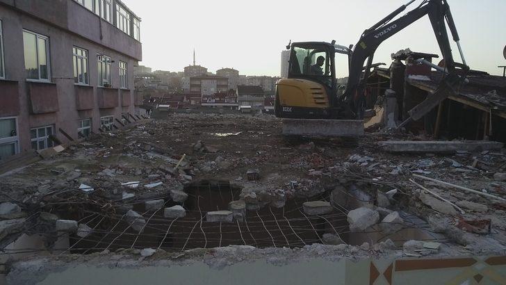 Küçükçekmece'de ilginç yıkım! G4