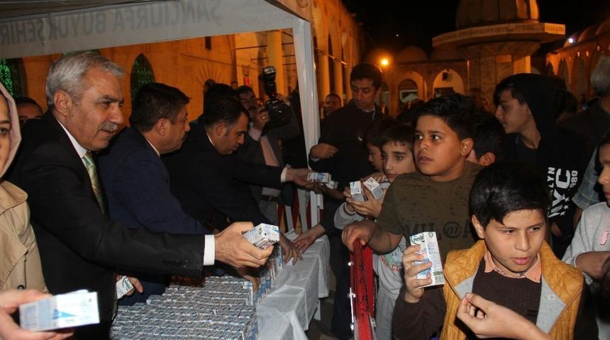 Büyükşehir’den Mevlid Kandili’nde vatandaşlara süt ikramı