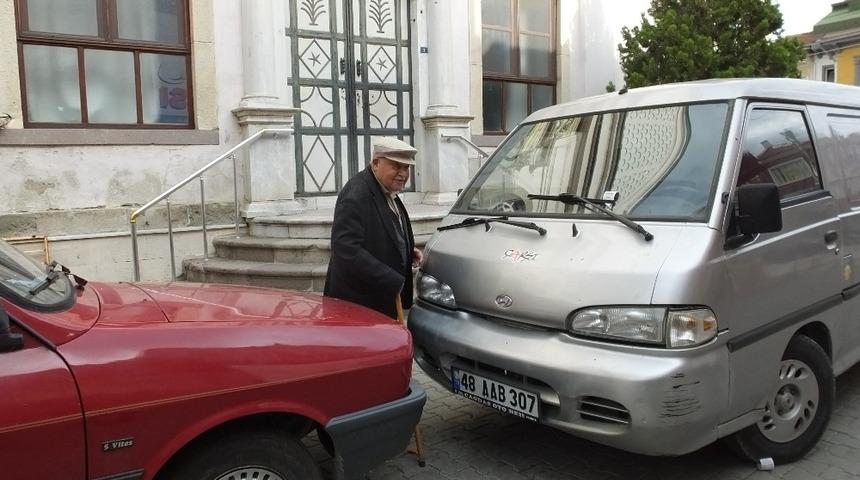 Burhaniye&rsquo;de hatalı parklar camiye girişe engel oldu