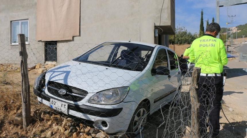 Otomobil evin duvarına &ccedil;arptı