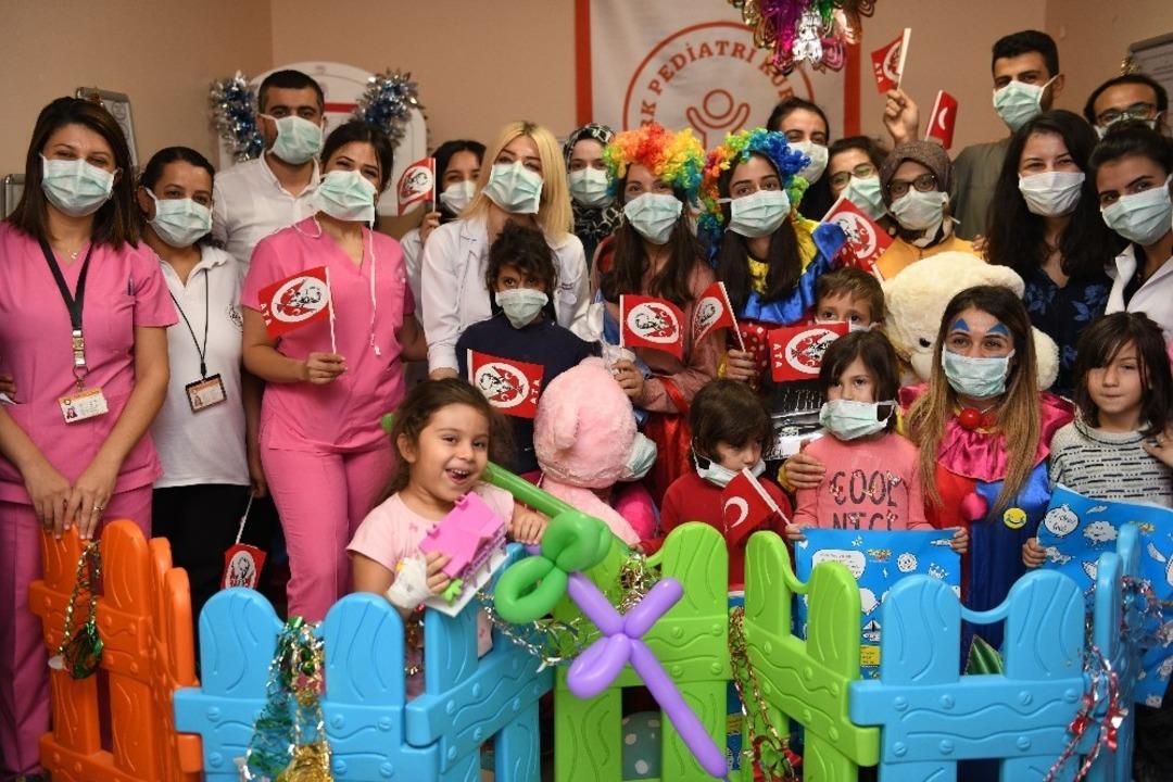 MK&Uuml;&rsquo;den l&ouml;semili &ccedil;ocuklara oyuncak hediyesi