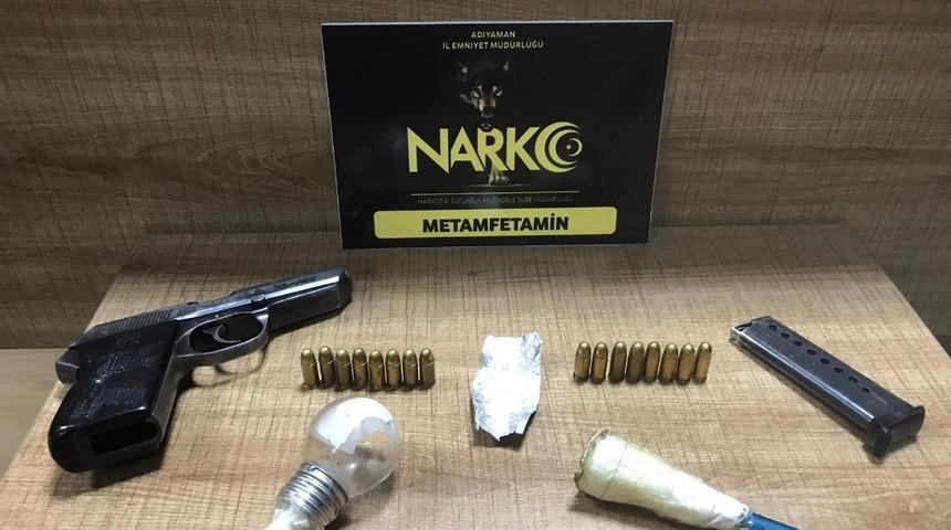 Uyuşturucu ve ruhsatsız tabanca ele ge&ccedil;irildi