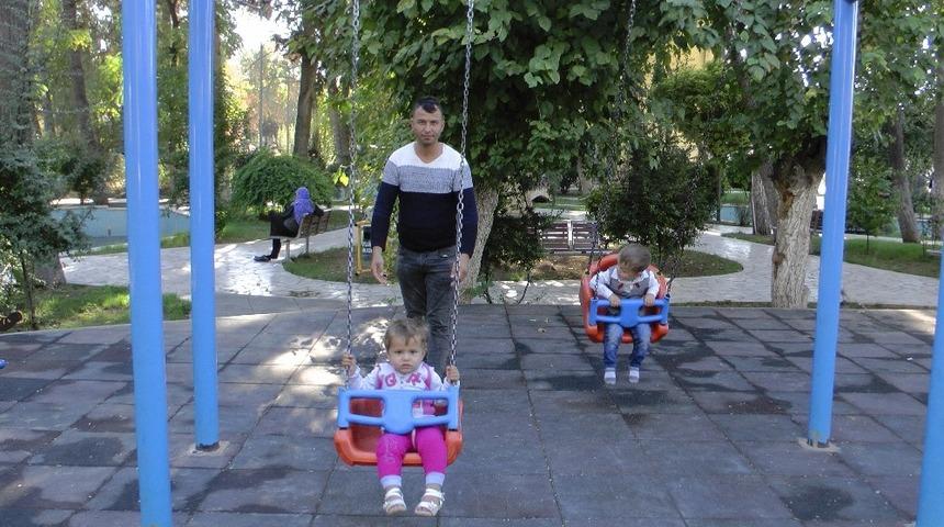 Sınırın sıfır noktasında yazdan kalma g&uuml;nler yaşanıyor