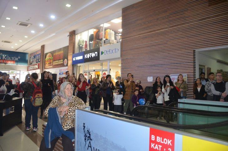 Bir anda ortaya çıktılar, herkes telefonlarına sarıldı G2