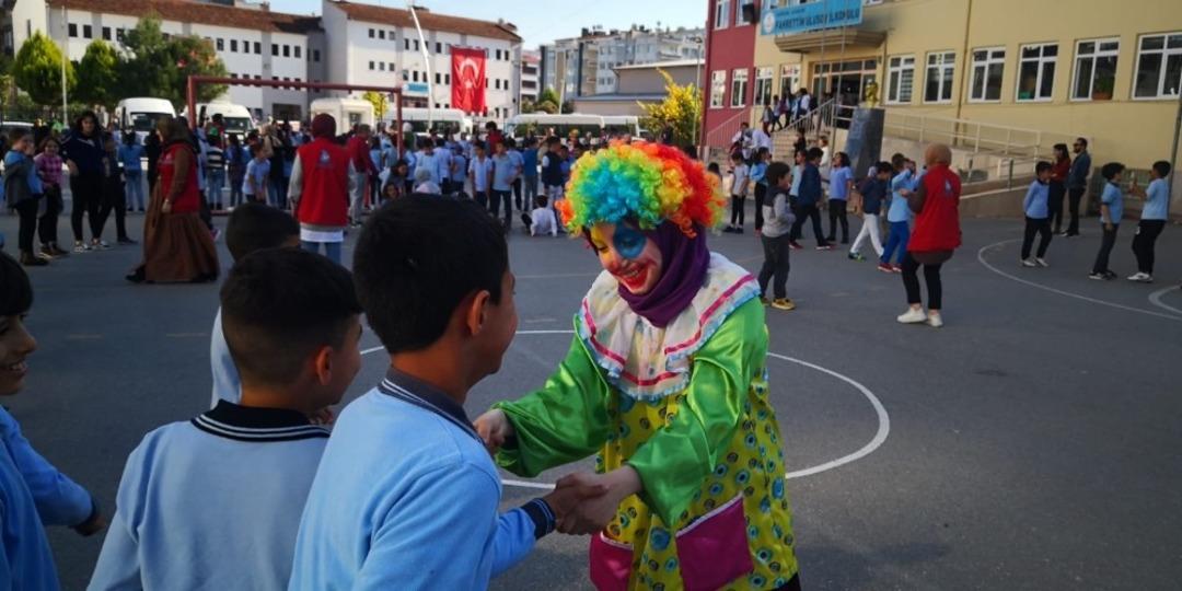 OM&Uuml;&rsquo;l&uuml; &ouml;ğrencilerden l&ouml;semi farkındalık &ccedil;alışması