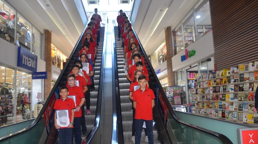 &Ouml;ğrenciler bir anda ortaya &ccedil;ıktı, g&ouml;renler hemen telefona sarıldı